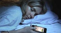 Alasan Penting Kenapa Tidur Dekat Gadget Tidak Baik